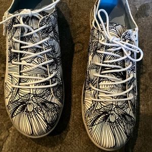 Size 37 Cloud Footwear white leather lace-up shoes